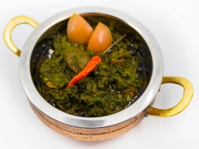 Closeup of creamy spinach curry in a serving bowl